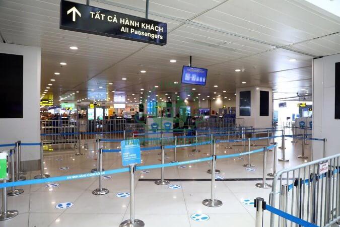 Cột chắn inox sân bay dây dài 2 mét 17 Cột bay inox