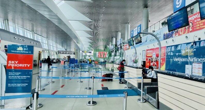 Cột chắn inox sân bay dây dài 2 mét 19 Cột phân làn lối đi sân bay