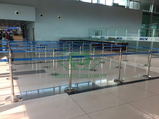 Cột chắn inox sân bay dây dài 2 mét 18 Cột inox dây căng dùng cho sân bay