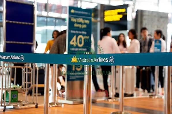 Cột chắn inox sân bay dây dài 2 mét 21 In logo lên dây căng cột chắn inox sân bay