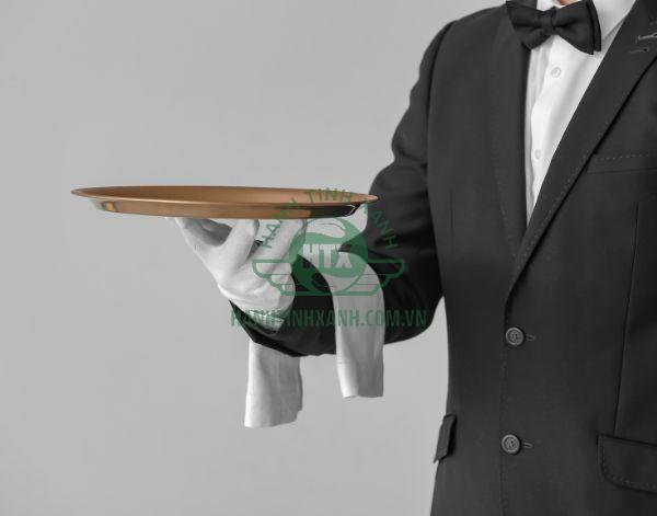 Tìm hiểu về kỹ thuật bưng bê khay phục vụ cao