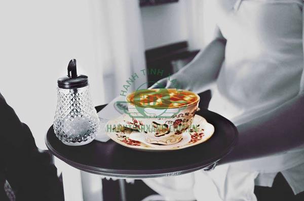 Tìm hiểu kỹ thuật bưng bê khay phục vụ thấp