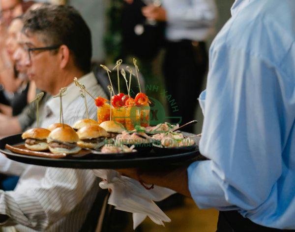 Bưng bê đồ ăn và phục vụ là kĩ năng quan trọng với nhân viên bộ phận bàn