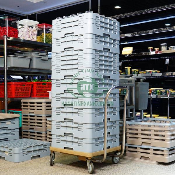 Nên chọn xe đẩy rack có tay nắm nếu bạn phải chuyển nhiều khay cùng lúc