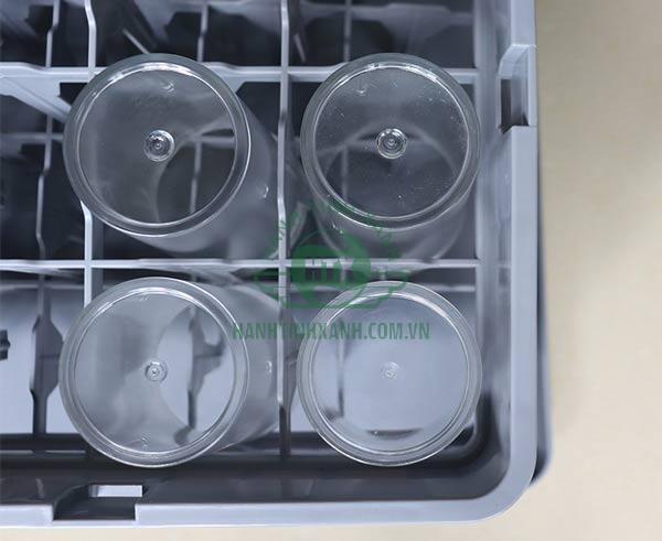 Khay rack cần làm bằng chất liệu tốt, đặt vừa ly tách bạn muốn