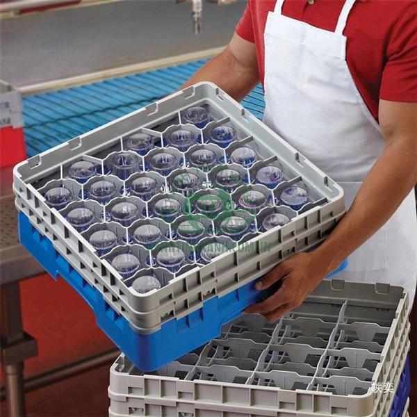 Chọn khay rack chính hãng sẽ dễ xếp chồng lên nhau, an toàn hơn