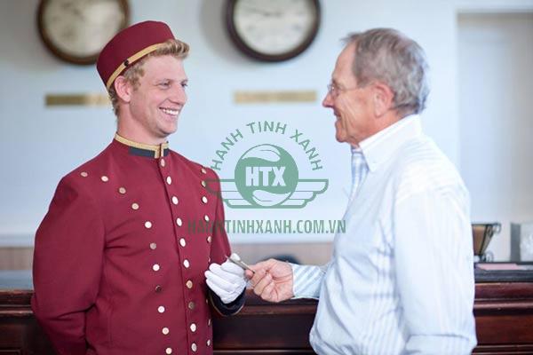 Tips là gì? Bí quyết giúp nhân viên phục vụ dễ nhận được tiền tips hơn 8 Bellman được nhận tiền tips từ khách hàng