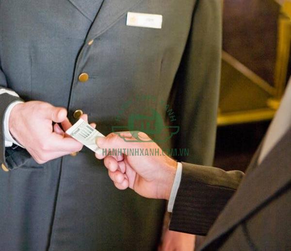 Tips là gì? Bí quyết giúp nhân viên phục vụ dễ nhận được tiền tips hơn 12 Tiền tips là nguồn giúp tăng thu nhập của nhân viên phục vụ