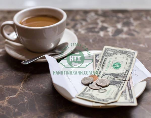 Tips là gì? Bí quyết giúp nhân viên phục vụ dễ nhận được tiền tips hơn 7 Tiền tips hay còn gọi là tiền bo, là khoản khách hàng thưởng thêm cho nhân viên phục vụ