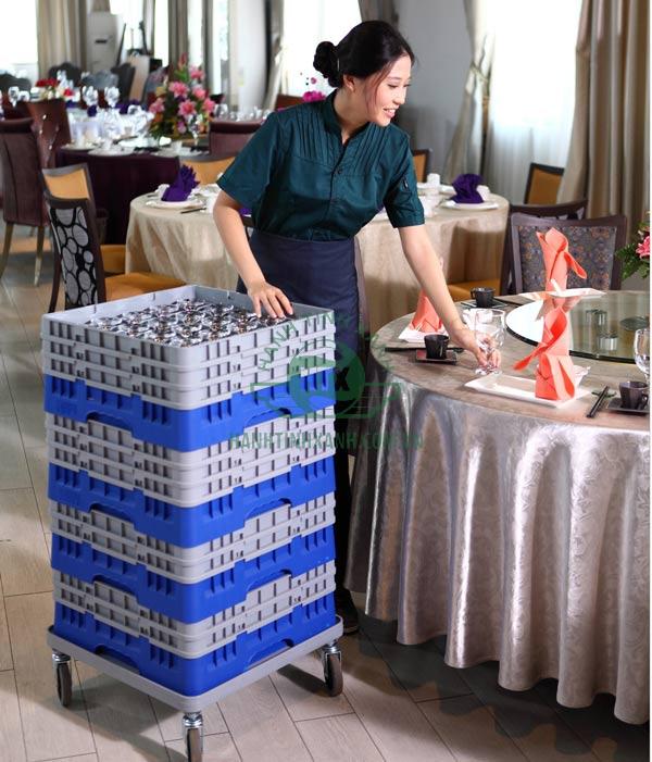 Xe đẩy rack ly là gì? Hướng dẫn sử dụng xe đẩy rack ly đúng cách 9 Xếp chồng khay rack nhựa lên xe cẩn thận