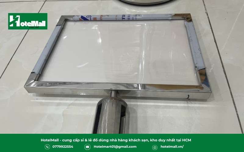 Được làm từ inox sáng bóng, loại bảng này thường dùng để trưng bày thông báo