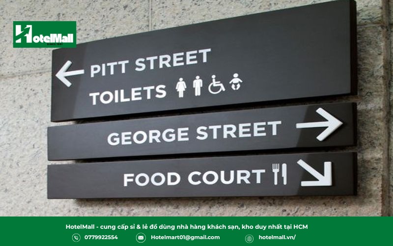 Trong vận hành khách sạn hiện đại, bảng chỉ dẫn được xem là vật dụng không thể thiếu