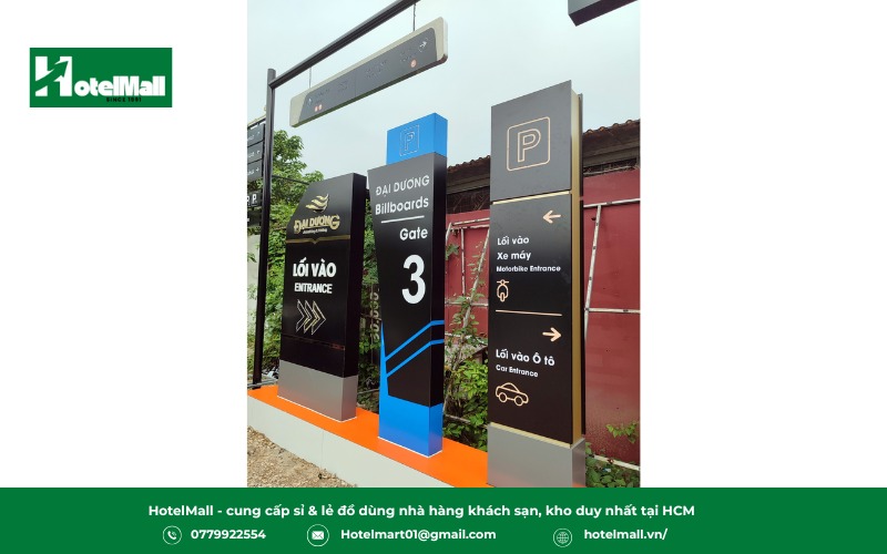 Được lắp đặt ở khu vực ngoại vi hoặc phía ngoài khách sạn, loại bảng này có chức năng định hướng