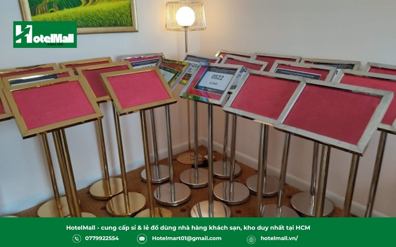 Loại bảng này có thiết kế gọn nhẹ, dễ dàng di chuyển, phù hợp để hướng dẫn khách đến đúng phòng