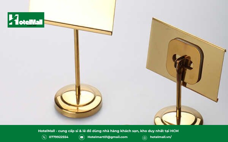 Với chất liệu inox cao cấp hoặc inox mạ vàng, bảng vừa bền vừa tạo sự sang trọng, phù hợp cho nhà hàng