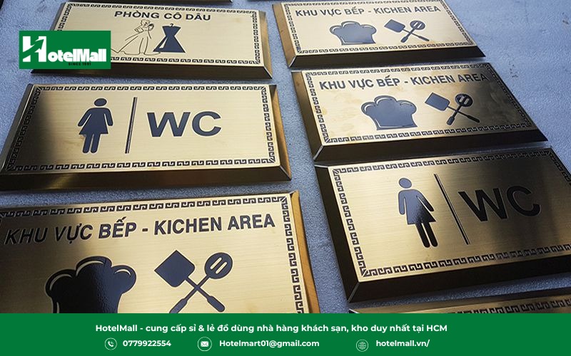 Ngoài mica và kính cường lực, các chất liệu như inox mạ vàng, alu, gỗ cao cấp