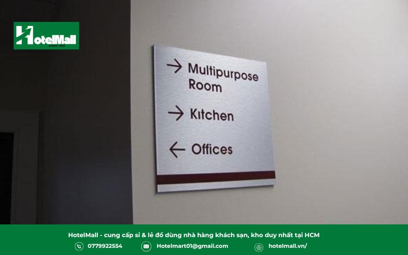 Đây là hệ thống bảng chỉ dẫn được bố trí bên trong không gian khách sạn, giúp khách